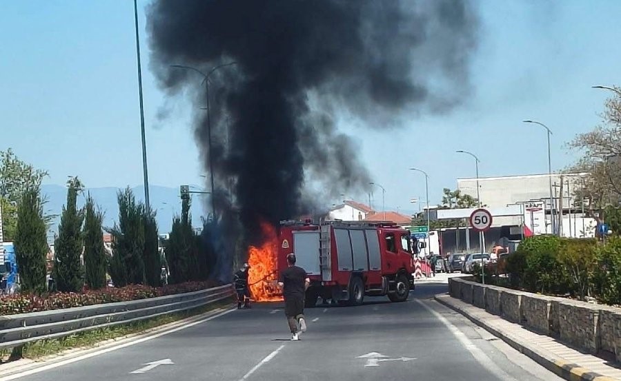 Λάρισα: Aυτοκίνητο τυλίχθηκε στις φλόγες 
